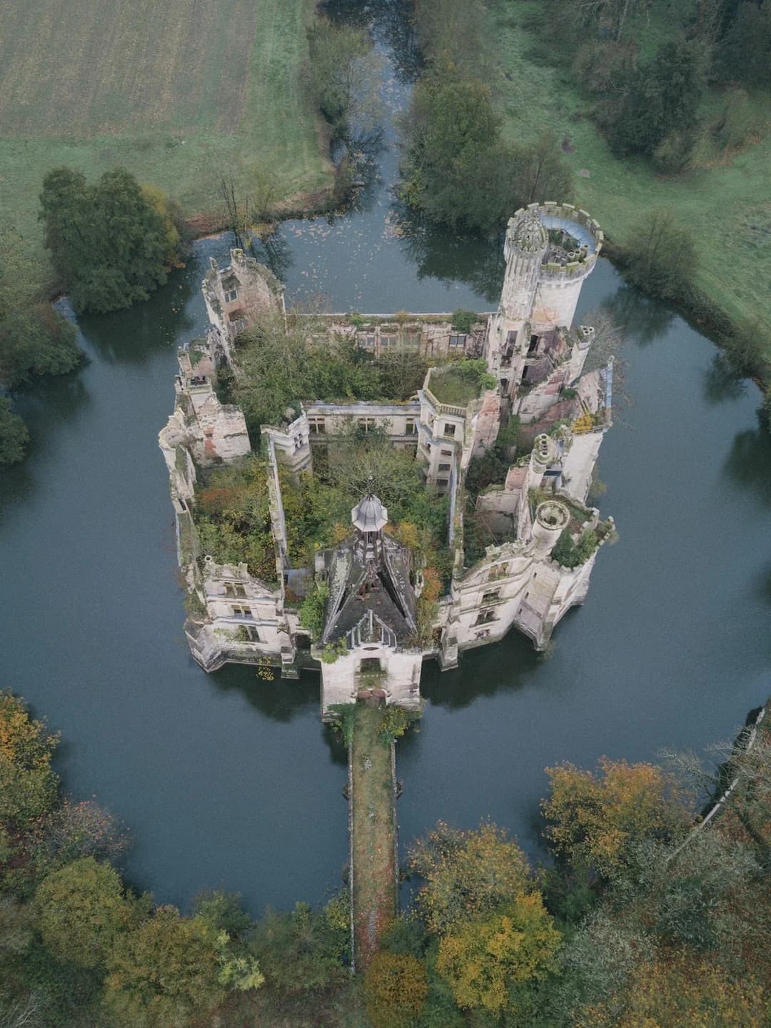 Urbex Communities in France: Where to Find Urbexers, Forums, and Facebook Groups